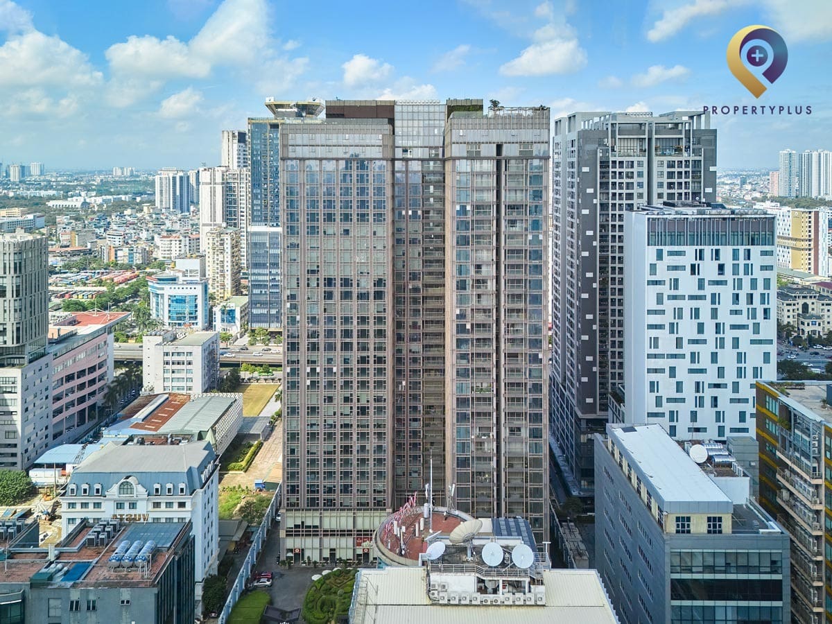 Mặt ngoài và sảnh chính tòa nhà Epic Tower với không gian rộng rãi và thiết kế sang trọng - hình ảnh từ Property Plus